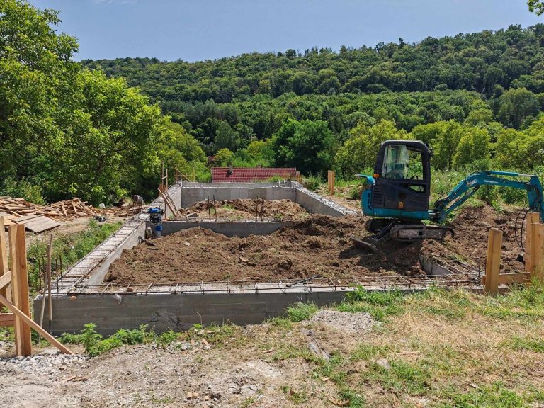 GSR Bau Pécs- gépi földmunka, mini kotró géppel Pécsett és környékén.